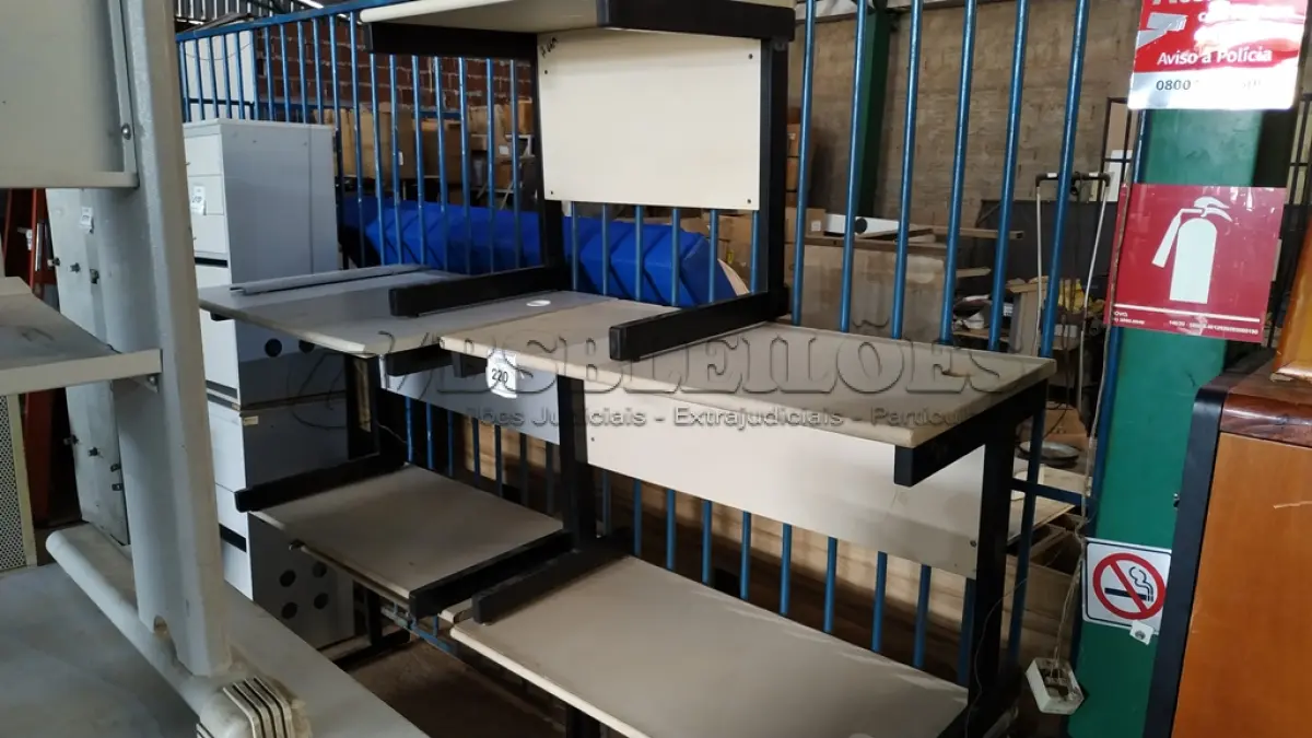 LOTE 220 - 05 MESAS PARA ESCRITÓRIO DE TAMANHOS DIVERSOS.  (NO ESTADO) ATENÇÃO! FAZER A VISITAÇÃO ANTES DE ARREMATAR, NÃO SABEMOS SE FUNCIONA. LEILÃO NÃO TEM GARANTIA E NEM DEVOLUÇÃO, SUJEITO A POSSÍVEIS AVARIAS VISÍVEIS/OCULTAS E/OU AUSÊNCIA DE COMPONENTES.