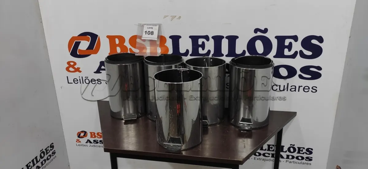 LOTE 108 - 05 LIXEIRAS EM INOX SEM TAMPA.  (NO ESTADO) ATENÇÃO! FAZER A VISITAÇÃO ANTES DE ARREMATAR, NÃO SABEMOS SE FUNCIONA. LEILÃO NÃO TEM GARANTIA E NEM DEVOLUÇÃO, SUJEITO A POSSÍVEIS AVARIAS VISÍVEIS/OCULTAS E/OU AUSÊNCIA DE COMPONENTES.