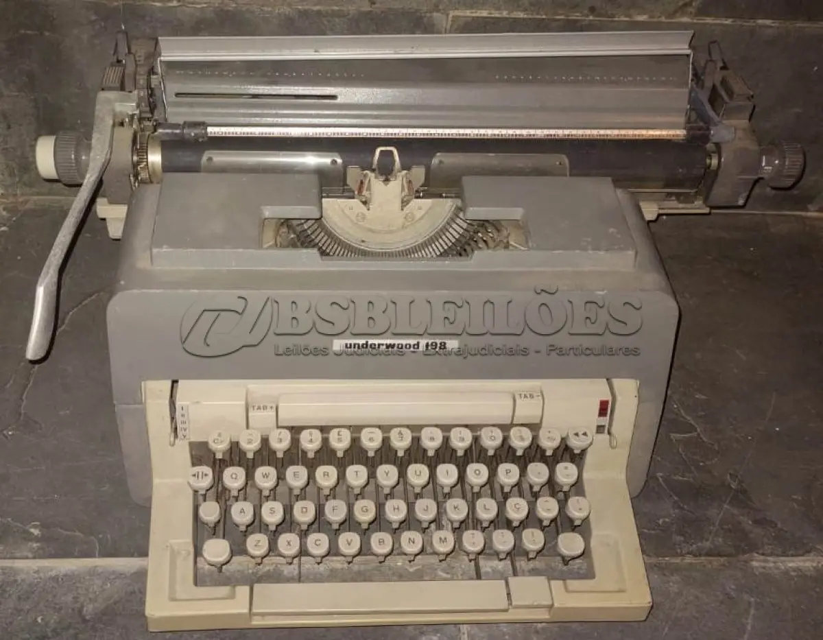 LOTE 440 - 01 MÁQUINA DE ESCREVER ANTIGA UNDERWOOD 198. (NO ESTADO) ATENÇÃO! FAZER A VISITAÇÃO ANTES DE ARREMATAR, NÃO SABEMOS SE FUNCIONA, LEILÃO NÃO TEM GARANTIA E NEM DEVOLUÇÃO, SUJEITO A POSSÍVEIS AVARIAS VISÍVEIS/OCULTAS E/OU AUSÊNCIA DE COMPONENTES.