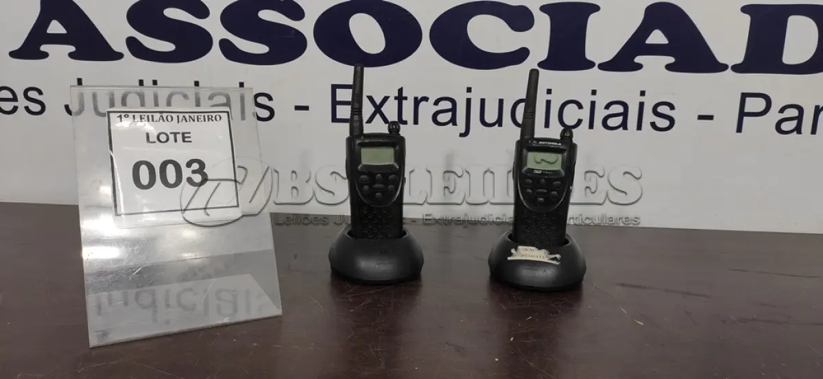 LOTE 003 - 02 RÁDIOS COMUNICADORES COM 02 BASES DE CARREGADOR MARCA MOTOROLA.  (NO ESTADO) ATENÇÃO! FAZER A VISITAÇÃO ANTES DE ARREMATAR, NÃO SABEMOS SE FUNCIONA. LEILÃO NÃO TEM GARANTIA E NEM DEVOLUÇÃO, SUJEITO A POSSÍVEIS AVARIAS VISÍVEIS/OCULTAS E/OU AUSÊNCIA DE COMPONENTES.