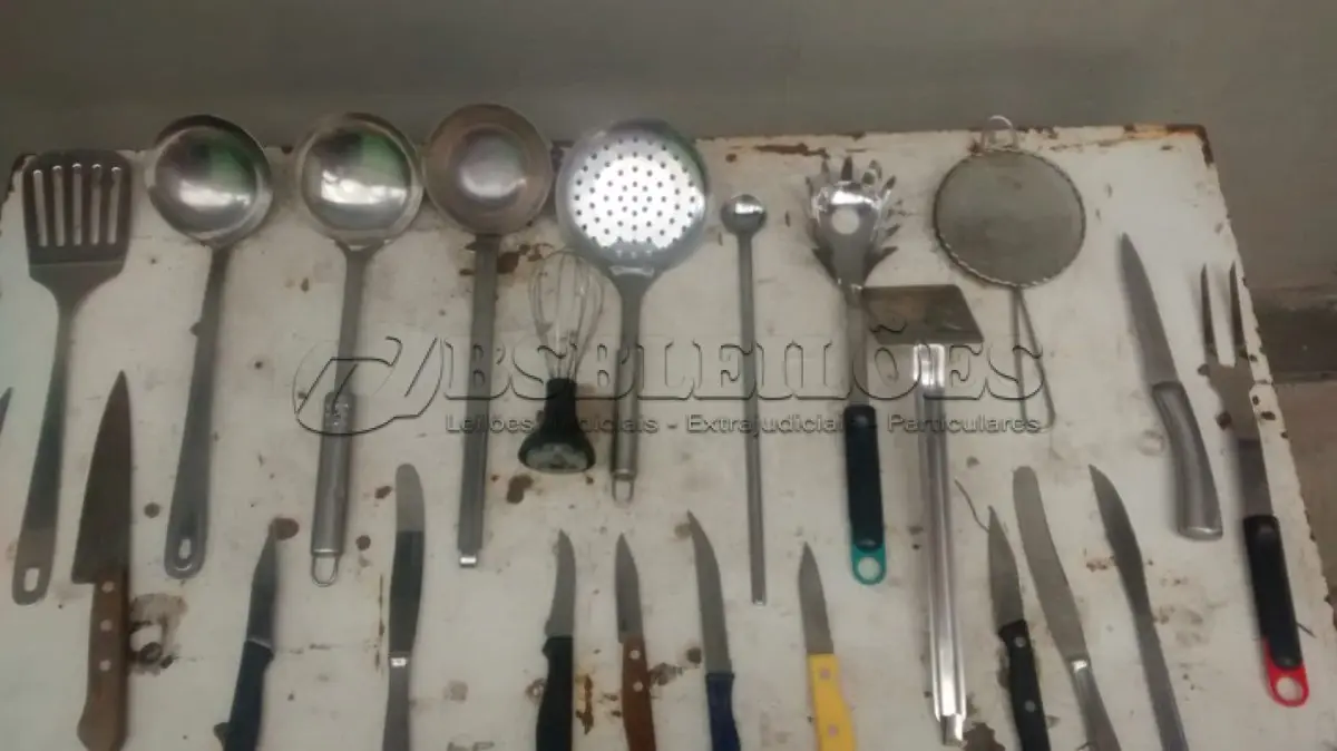 LOTE 521 - 01 LOTE COM UTENSÍLIOS  DE CASA. (NO ESTADO) ATENÇÃO! FAZER A VISITAÇÃO ANTES DE ARREMATAR, NÃO SABEMOS SE FUNCIONA, LEILÃO NÃO TEM GARANTIA E NEM DEVOLUÇÃO, SUJEITO A POSSÍVEIS AVARIAS VISÍVEIS/OCULTAS E/OU AUSÊNCIA DE COMPONENTES.