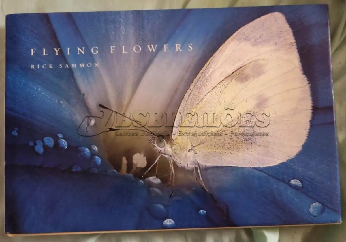 LOTE 472 - 01 RARO LIVRO FLYING FLOWERS RICK SAMMON. (NO ESTADO) ATENÇÃO! FAZER A VISITAÇÃO ANTES DE ARREMATAR, NÃO SABEMOS SE FUNCIONA, LEILÃO NÃO TEM GARANTIA E NEM DEVOLUÇÃO, SUJEITO A POSSÍVEIS AVARIAS VISÍVEIS/OCULTAS E/OU AUSÊNCIA DE COMPONENTES.