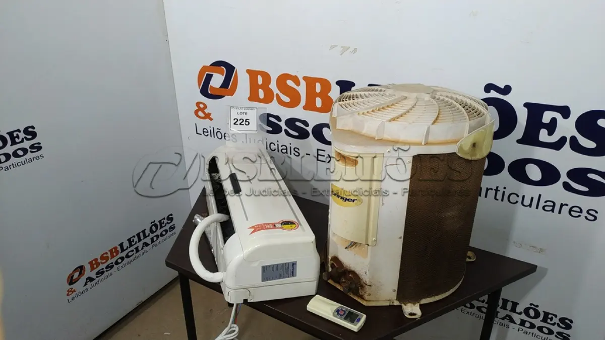 LOTE 225 - 01 AR CONDICIONADO 12.000BTU/H MARCA SPRINGER.  (NO ESTADO) ATENÇÃO! FAZER A VISITAÇÃO ANTES DE ARREMATAR, NÃO SABEMOS SE FUNCIONA. LEILÃO NÃO TEM GARANTIA E NEM DEVOLUÇÃO, SUJEITO A POSSÍVEIS AVARIAS VISÍVEIS/OCULTAS E/OU AUSÊNCIA DE COMPONENTES.