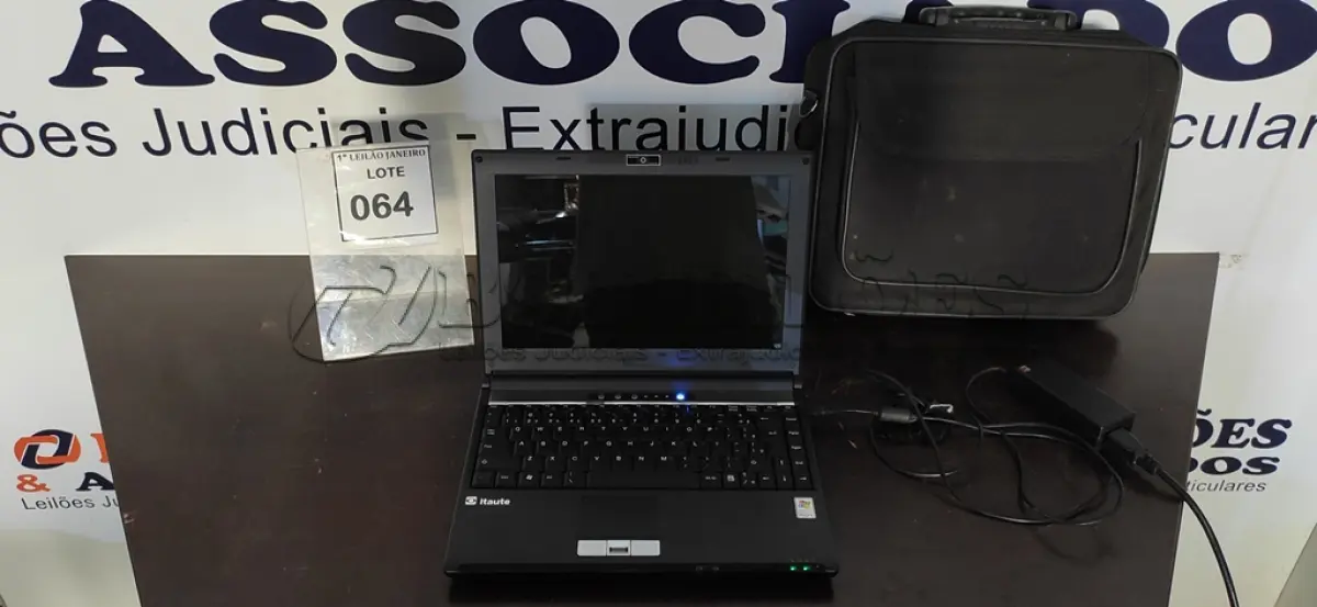 LOTE 064 - 01 NOTEBOOK COM FONTE E MALETA MARCA ITAUTEC.  (NO ESTADO) ATENÇÃO! FAZER A VISITAÇÃO ANTES DE ARREMATAR, NÃO SABEMOS SE FUNCIONA. LEILÃO NÃO TEM GARANTIA E NEM DEVOLUÇÃO, SUJEITO A POSSÍVEIS AVARIAS VISÍVEIS/OCULTAS E/OU AUSÊNCIA DE COMPONENTES.