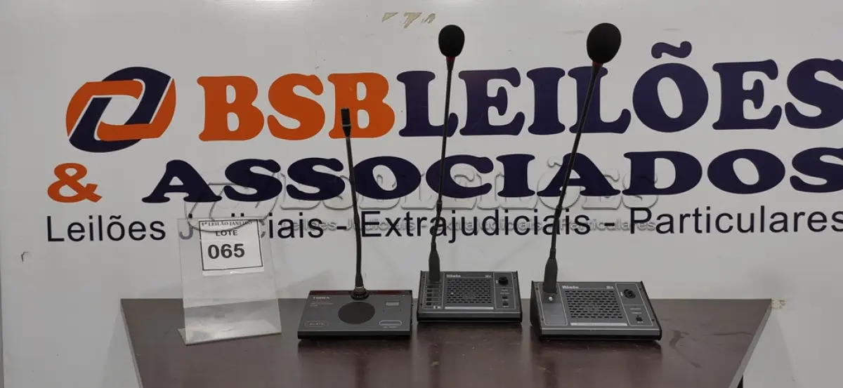 LOTE 065 - 03 MICROFONES DE MESA MARCAS RIOLE E TAIDEN.  (NO ESTADO) ATENÇÃO! FAZER A VISITAÇÃO ANTES DE ARREMATAR, NÃO SABEMOS SE FUNCIONA. LEILÃO NÃO TEM GARANTIA E NEM DEVOLUÇÃO, SUJEITO A POSSÍVEIS AVARIAS VISÍVEIS/OCULTAS E/OU AUSÊNCIA DE COMPONENTES.