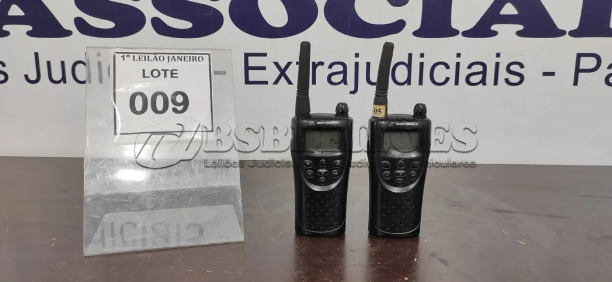 LOTE 009 - 02 RÁDIOS COMUNICADORES SEM CARREGADOR MARCA MOTOROLA.  (NO ESTADO) ATENÇÃO! FAZER A VISITAÇÃO ANTES DE ARREMATAR, NÃO SABEMOS SE FUNCIONA. LEILÃO NÃO TEM GARANTIA E NEM DEVOLUÇÃO, SUJEITO A POSSÍVEIS AVARIAS VISÍVEIS/OCULTAS E/OU AUSÊNCIA DE COMPONENTES.
