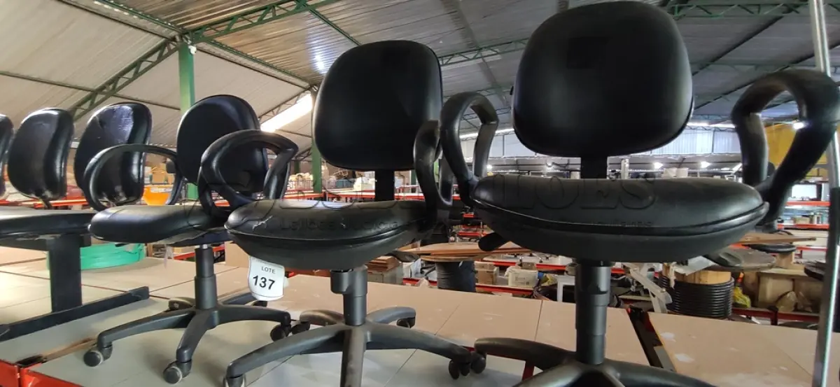 LOTE 137 - 03 CADEIRAS DE ESCRITÓRIO GIRATÓRIAS NA COR PRETA.  (NO ESTADO) ATENÇÃO! FAZER A VISITAÇÃO ANTES DE ARREMATAR, NÃO SABEMOS SE FUNCIONA. LEILÃO NÃO TEM GARANTIA E NEM DEVOLUÇÃO, SUJEITO A POSSÍVEIS AVARIAS VISÍVEIS/OCULTAS E/OU AUSÊNCIA DE COMPONENTES.