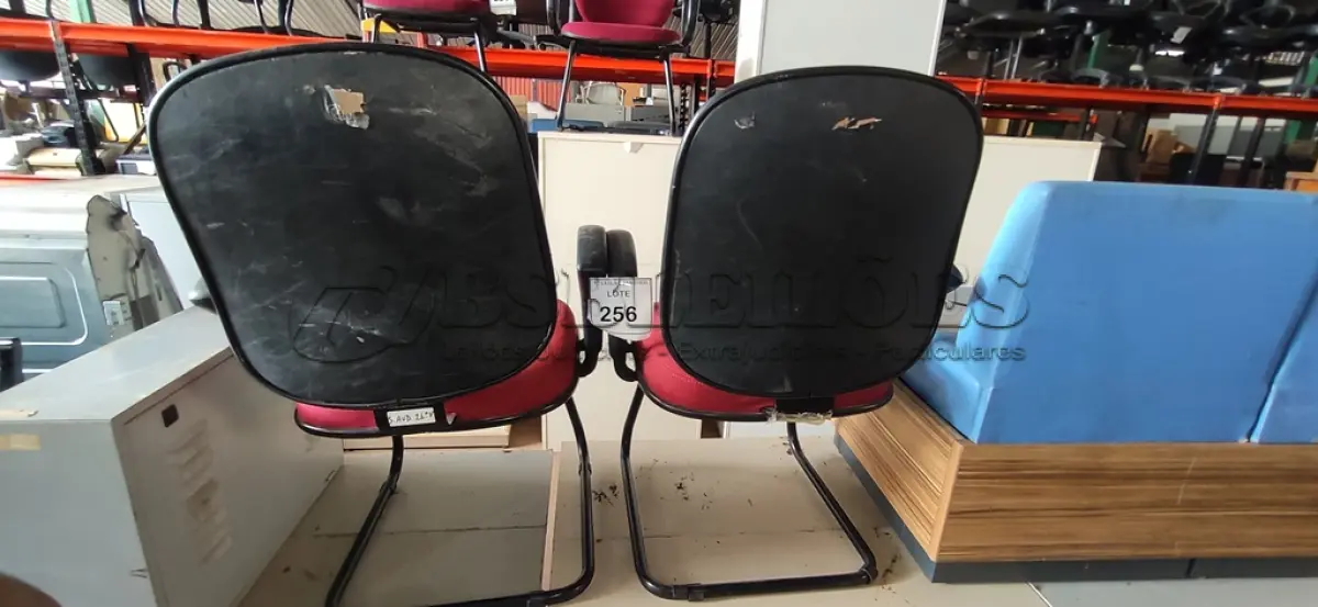 LOTE 256 - 02 CADEIRAS DE ESCRITÓRIO COM PÉS FIXOS NA COR VERMELHA.  (NO ESTADO) ATENÇÃO! FAZER A VISITAÇÃO ANTES DE ARREMATAR, NÃO SABEMOS SE FUNCIONA. LEILÃO NÃO TEM GARANTIA E NEM DEVOLUÇÃO, SUJEITO A POSSÍVEIS AVARIAS VISÍVEIS/OCULTAS E/OU AUSÊNCIA DE COMPONENTES.