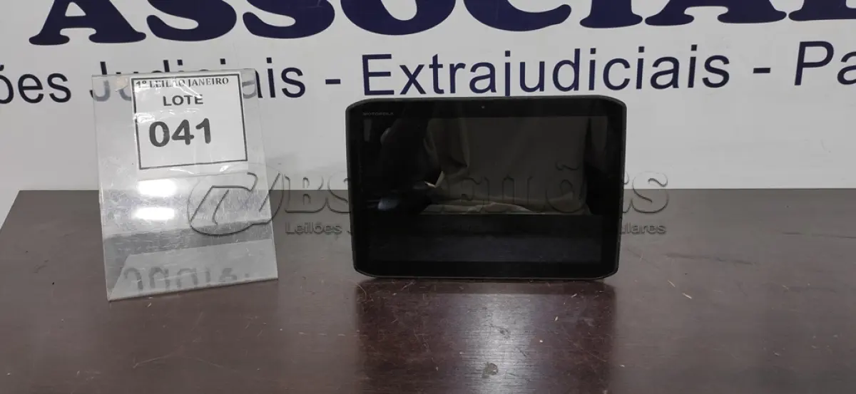 LOTE 041 - 01 TABLET SEM CARREGADOR MARCA MOTOROLA.  (NO ESTADO) ATENÇÃO! FAZER A VISITAÇÃO ANTES DE ARREMATAR, NÃO SABEMOS SE FUNCIONA. LEILÃO NÃO TEM GARANTIA E NEM DEVOLUÇÃO, SUJEITO A POSSÍVEIS AVARIAS VISÍVEIS/OCULTAS E/OU AUSÊNCIA DE COMPONENTES.