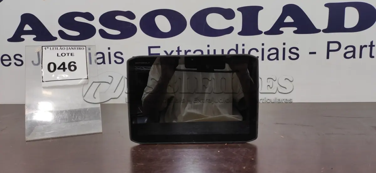 LOTE 046 - 01 TABLET SEM CARREGADOR MARCA MOTOROLA.  (NO ESTADO) ATENÇÃO! FAZER A VISITAÇÃO ANTES DE ARREMATAR, NÃO SABEMOS SE FUNCIONA. LEILÃO NÃO TEM GARANTIA E NEM DEVOLUÇÃO, SUJEITO A POSSÍVEIS AVARIAS VISÍVEIS/OCULTAS E/OU AUSÊNCIA DE COMPONENTES.