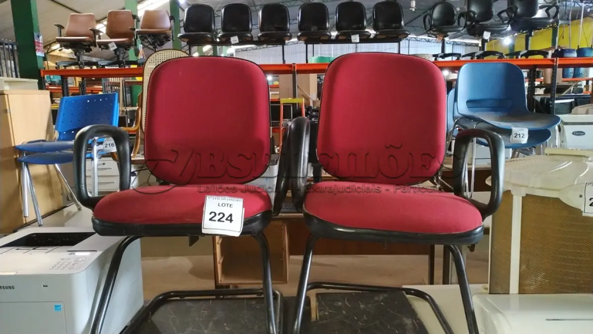 LOTE 224 - 02 CADEIRAS COM PÉS FIXOS NA COR VERMELHA.  (NO ESTADO) ATENÇÃO! FAZER A VISITAÇÃO ANTES DE ARREMATAR, NÃO SABEMOS SE FUNCIONA. LEILÃO NÃO TEM GARANTIA E NEM DEVOLUÇÃO, SUJEITO A POSSÍVEIS AVARIAS VISÍVEIS/OCULTAS E/OU AUSÊNCIA DE COMPONENTES.