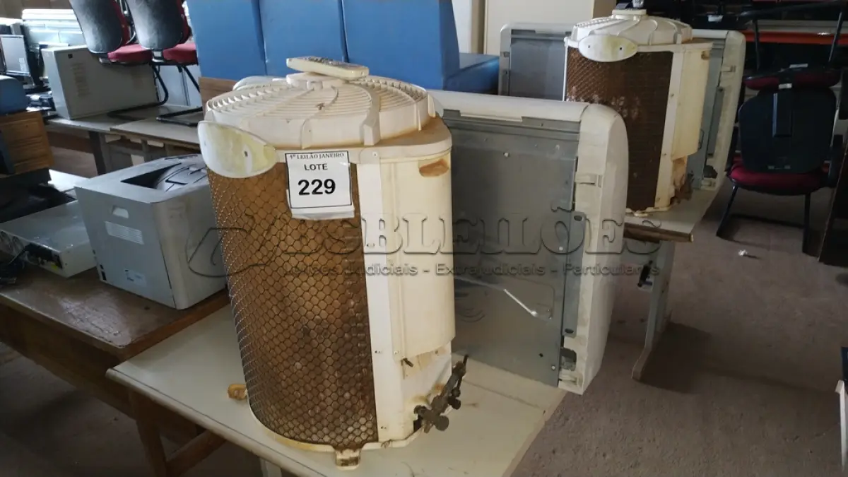LOTE 229 - 01 AR CONDICIONADO MARCA CARRIER.  (NO ESTADO) ATENÇÃO! FAZER A VISITAÇÃO ANTES DE ARREMATAR, NÃO SABEMOS SE FUNCIONA. LEILÃO NÃO TEM GARANTIA E NEM DEVOLUÇÃO, SUJEITO A POSSÍVEIS AVARIAS VISÍVEIS/OCULTAS E/OU AUSÊNCIA DE COMPONENTES.