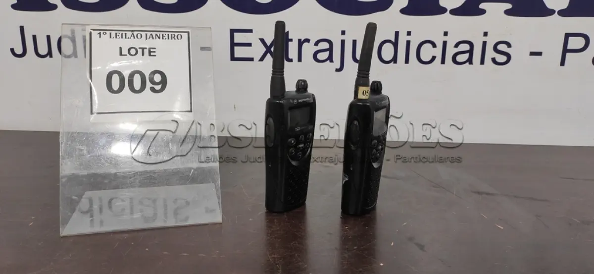LOTE 009 - 02 RÁDIOS COMUNICADORES SEM CARREGADOR MARCA MOTOROLA.  (NO ESTADO) ATENÇÃO! FAZER A VISITAÇÃO ANTES DE ARREMATAR, NÃO SABEMOS SE FUNCIONA. LEILÃO NÃO TEM GARANTIA E NEM DEVOLUÇÃO, SUJEITO A POSSÍVEIS AVARIAS VISÍVEIS/OCULTAS E/OU AUSÊNCIA DE COMPONENTES.