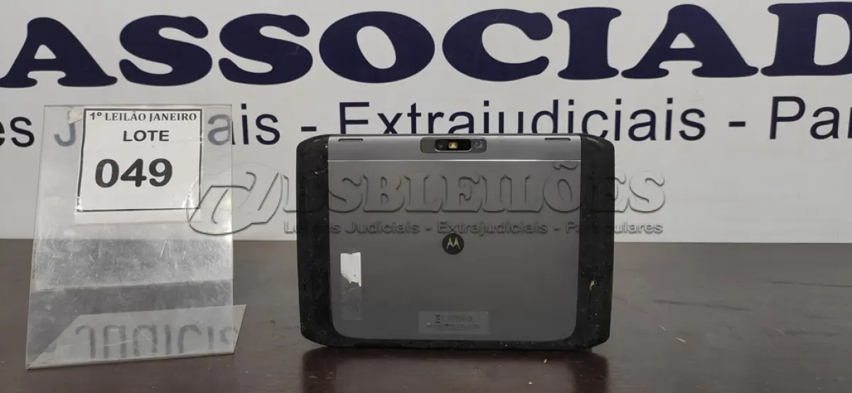 LOTE 049 - 01 TABLET SEM CARREGADOR MARCA MOTOROLA.  (NO ESTADO) ATENÇÃO! FAZER A VISITAÇÃO ANTES DE ARREMATAR, NÃO SABEMOS SE FUNCIONA. LEILÃO NÃO TEM GARANTIA E NEM DEVOLUÇÃO, SUJEITO A POSSÍVEIS AVARIAS VISÍVEIS/OCULTAS E/OU AUSÊNCIA DE COMPONENTES.