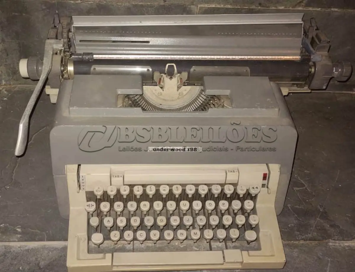 LOTE 440 - 01 MÁQUINA DE ESCREVER ANTIGA UNDERWOOD 198. (NO ESTADO) ATENÇÃO! FAZER A VISITAÇÃO ANTES DE ARREMATAR, NÃO SABEMOS SE FUNCIONA, LEILÃO NÃO TEM GARANTIA E NEM DEVOLUÇÃO, SUJEITO A POSSÍVEIS AVARIAS VISÍVEIS/OCULTAS E/OU AUSÊNCIA DE COMPONENTES.