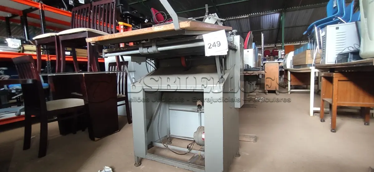 LOTE 249 - 01 SERRILHADEIRA INDUSTRIAL MARCA RIBRA.  (NO ESTADO) ATENÇÃO! FAZER A VISITAÇÃO ANTES DE ARREMATAR, NÃO SABEMOS SE FUNCIONA. LEILÃO NÃO TEM GARANTIA E NEM DEVOLUÇÃO, SUJEITO A POSSÍVEIS AVARIAS VISÍVEIS/OCULTAS E/OU AUSÊNCIA DE COMPONENTES.
