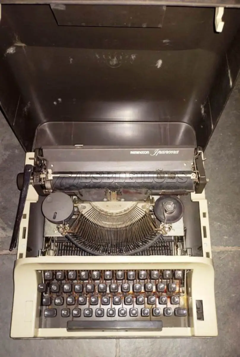 LOTE 443 - 01 MÁQUINA DE ESCREVER ANTIGA  REMINGTON YPANEMA. (NO ESTADO) ATENÇÃO! FAZER A VISITAÇÃO ANTES DE ARREMATAR, NÃO SABEMOS SE FUNCIONA, LEILÃO NÃO TEM GARANTIA E NEM DEVOLUÇÃO, SUJEITO A POSSÍVEIS AVARIAS VISÍVEIS/OCULTAS E/OU AUSÊNCIA DE COMPONENTES.