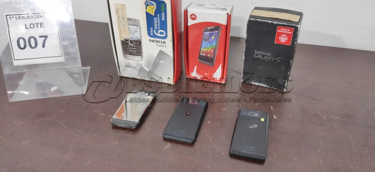 LOTE 007 - 03 CELULARES DE MARCAS E MODELOS DIVERSOS.  (NO ESTADO) ATENÇÃO! FAZER A VISITAÇÃO ANTES DE ARREMATAR, NÃO SABEMOS SE FUNCIONA. LEILÃO NÃO TEM GARANTIA E NEM DEVOLUÇÃO, SUJEITO A POSSÍVEIS AVARIAS VISÍVEIS/OCULTAS E/OU AUSÊNCIA DE COMPONENTES.