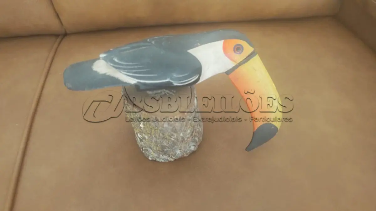 LOTE 349 - 01 LOTE COM UMA BANDEJA ESTA COM FALHAS NO BANHO POR SER MUITO ANTIGA COM 29 CM DE DIAMETRO. E UM TUCANO EM MADEIRA FEITO ARTESANAL. (NO ESTADO) ATENÇÃO! FAZER A VISITAÇÃO ANTES DE ARREMATAR, NÃO SABEMOS SE FUNCIONA, LEILÃO NÃO TEM GARANTIA E NEM DEVOLUÇÃO, SUJEITO A POSSÍVEIS AVARIAS VISÍVEIS/OCULTAS E/OU AUSÊNCIA DE COMPONENTES.