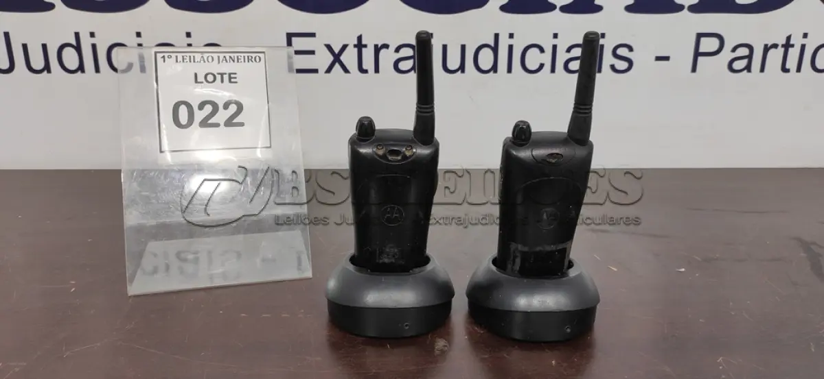 LOTE 022 - 02 RÁDIOS COMUNICADORES COM 02 BASES DE CARREGADOR MACA MOTOROLA.  (NO ESTADO) ATENÇÃO! FAZER A VISITAÇÃO ANTES DE ARREMATAR, NÃO SABEMOS SE FUNCIONA. LEILÃO NÃO TEM GARANTIA E NEM DEVOLUÇÃO, SUJEITO A POSSÍVEIS AVARIAS VISÍVEIS/OCULTAS E/OU AUSÊNCIA DE COMPONENTES.