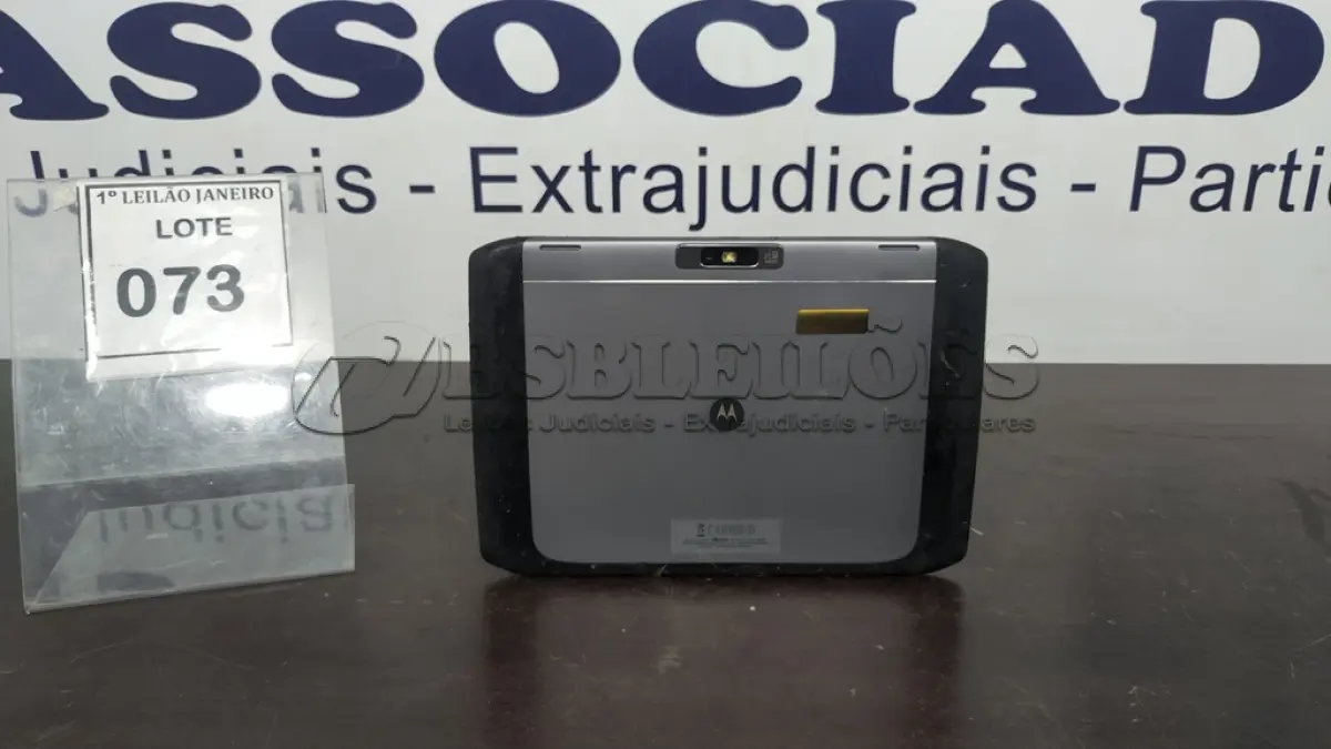LOTE 073 - 01 TABLET SEM CARREGADOR MARCA MOTOROLA.  (NO ESTADO) ATENÇÃO! FAZER A VISITAÇÃO ANTES DE ARREMATAR, NÃO SABEMOS SE FUNCIONA. LEILÃO NÃO TEM GARANTIA E NEM DEVOLUÇÃO, SUJEITO A POSSÍVEIS AVARIAS VISÍVEIS/OCULTAS E/OU AUSÊNCIA DE COMPONENTES.