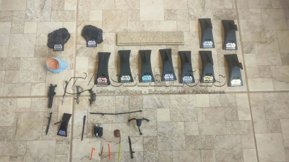 LOTE 350 - 01 LOTE COM ARMINHAS E SUPORTES PARA COLEÇOES STARS WARS. (NO ESTADO) ATENÇÃO! FAZER A VISITAÇÃO ANTES DE ARREMATAR, NÃO SABEMOS SE FUNCIONA, LEILÃO NÃO TEM GARANTIA E NEM DEVOLUÇÃO, SUJEITO A POSSÍVEIS AVARIAS VISÍVEIS/OCULTAS E/OU AUSÊNCIA DE COMPONENTES.