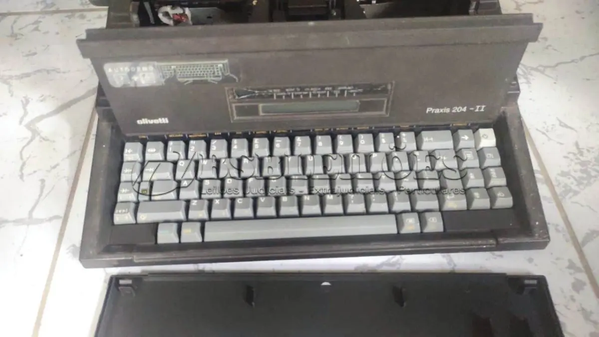 LOTE 445 - 01 MÁQUINA DE ESCREVER OLIVETTI PRAXIS 204 LL. (NO ESTADO) ATENÇÃO! FAZER A VISITAÇÃO ANTES DE ARREMATAR, NÃO SABEMOS SE FUNCIONA, LEILÃO NÃO TEM GARANTIA E NEM DEVOLUÇÃO, SUJEITO A POSSÍVEIS AVARIAS VISÍVEIS/OCULTAS E/OU AUSÊNCIA DE COMPONENTES.