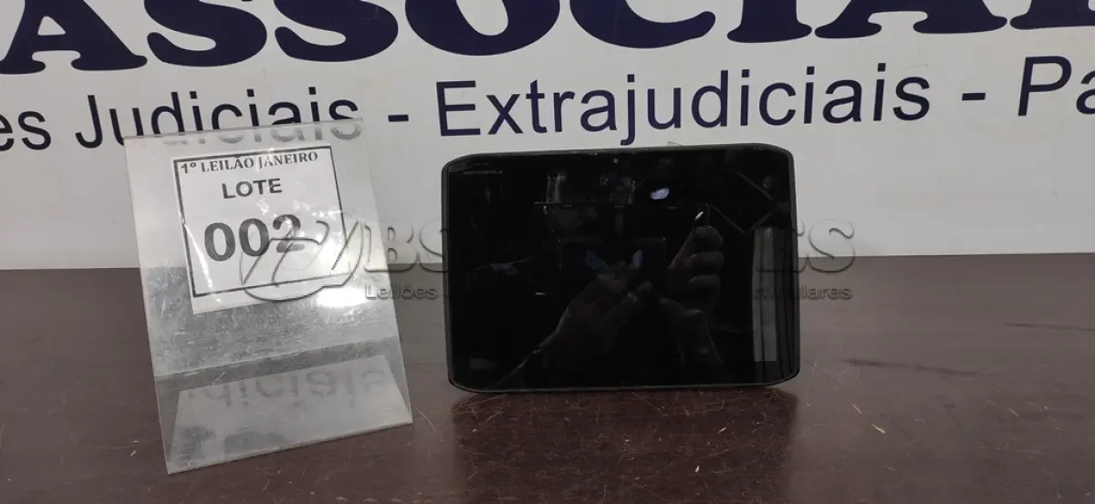 LOTE 002 - 01 TABLET SEM CARREGADOR MARCA MOTOROLA.  (NO ESTADO) ATENÇÃO! FAZER A VISITAÇÃO ANTES DE ARREMATAR, NÃO SABEMOS SE FUNCIONA. LEILÃO NÃO TEM GARANTIA E NEM DEVOLUÇÃO, SUJEITO A POSSÍVEIS AVARIAS VISÍVEIS/OCULTAS E/OU AUSÊNCIA DE COMPONENTES.