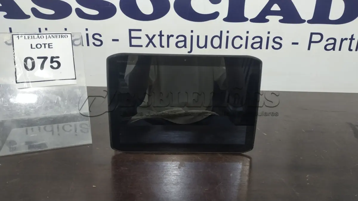 LOTE 075 - 01 TABLET SEM CARREGADOR MARCA MOTOROLA.  (NO ESTADO) ATENÇÃO! FAZER A VISITAÇÃO ANTES DE ARREMATAR, NÃO SABEMOS SE FUNCIONA. LEILÃO NÃO TEM GARANTIA E NEM DEVOLUÇÃO, SUJEITO A POSSÍVEIS AVARIAS VISÍVEIS/OCULTAS E/OU AUSÊNCIA DE COMPONENTES.