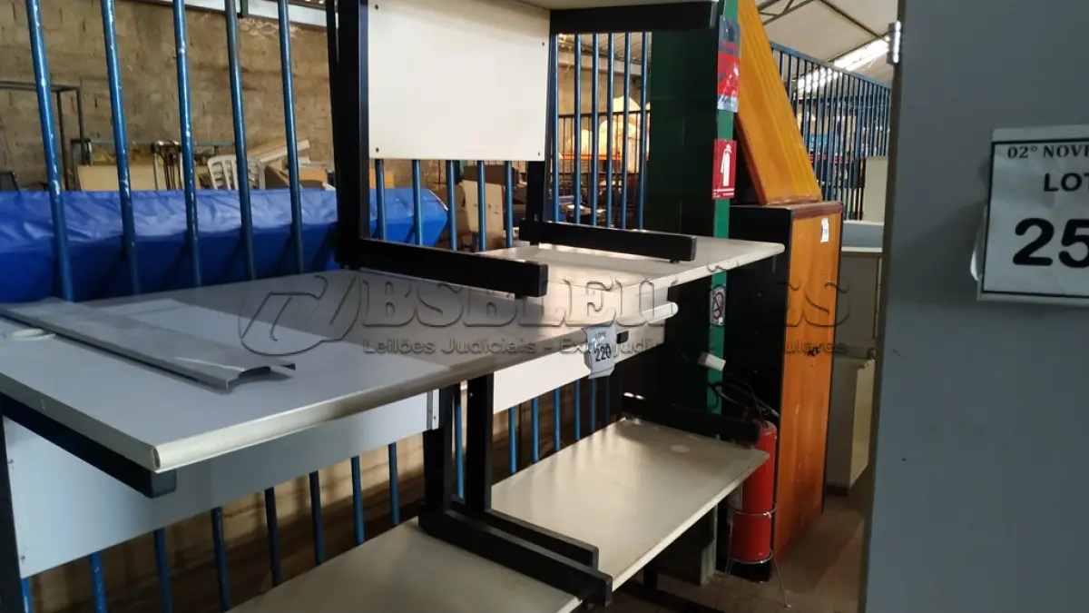 LOTE 220 - 05 MESAS PARA ESCRITÓRIO DE TAMANHOS DIVERSOS.  (NO ESTADO) ATENÇÃO! FAZER A VISITAÇÃO ANTES DE ARREMATAR, NÃO SABEMOS SE FUNCIONA. LEILÃO NÃO TEM GARANTIA E NEM DEVOLUÇÃO, SUJEITO A POSSÍVEIS AVARIAS VISÍVEIS/OCULTAS E/OU AUSÊNCIA DE COMPONENTES.