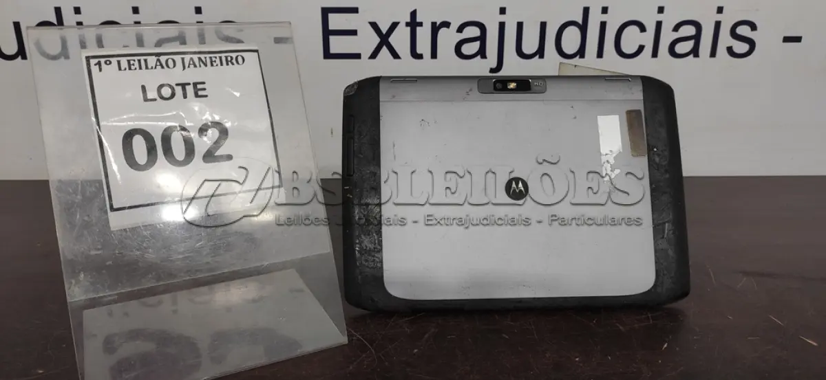 LOTE 002 - 01 TABLET SEM CARREGADOR MARCA MOTOROLA.  (NO ESTADO) ATENÇÃO! FAZER A VISITAÇÃO ANTES DE ARREMATAR, NÃO SABEMOS SE FUNCIONA. LEILÃO NÃO TEM GARANTIA E NEM DEVOLUÇÃO, SUJEITO A POSSÍVEIS AVARIAS VISÍVEIS/OCULTAS E/OU AUSÊNCIA DE COMPONENTES.
