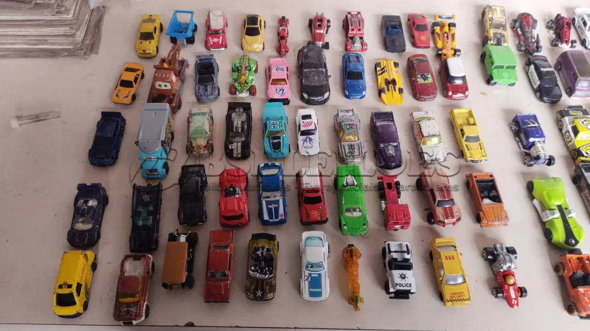 LOTE 461 - 100 CARRINHOS HOT WHEELS ANTIGOS  E OUTROS MODELOS. (NO ESTADO) ATENÇÃO! FAZER A VISITAÇÃO ANTES DE ARREMATAR, NÃO SABEMOS SE FUNCIONA, LEILÃO NÃO TEM GARANTIA E NEM DEVOLUÇÃO, SUJEITO A POSSÍVEIS AVARIAS VISÍVEIS/OCULTAS E/OU AUSÊNCIA DE COMPONENTES.