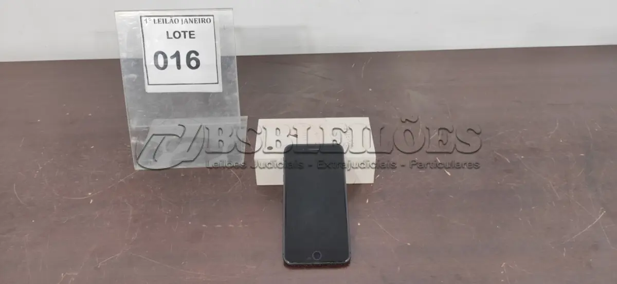 LOTE 016 - 01 IPHONE 8 PLUS BLOQUEADO.  (NO ESTADO) ATENÇÃO! FAZER A VISITAÇÃO ANTES DE ARREMATAR, NÃO SABEMOS SE FUNCIONA. LEILÃO NÃO TEM GARANTIA E NEM DEVOLUÇÃO, SUJEITO A POSSÍVEIS AVARIAS VISÍVEIS/OCULTAS E/OU AUSÊNCIA DE COMPONENTES.