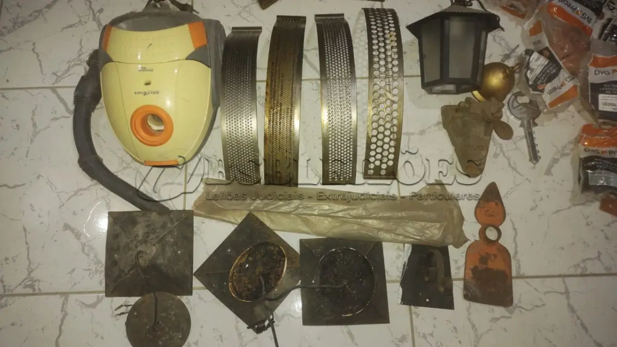 LOTE 512 - 01 LOTE COM DIVERSOS ÍTENS ANTIGOS. (NO ESTADO) ATENÇÃO! FAZER A VISITAÇÃO ANTES DE ARREMATAR, NÃO SABEMOS SE FUNCIONA, LEILÃO NÃO TEM GARANTIA E NEM DEVOLUÇÃO, SUJEITO A POSSÍVEIS AVARIAS VISÍVEIS/OCULTAS E/OU AUSÊNCIA DE COMPONENTES.