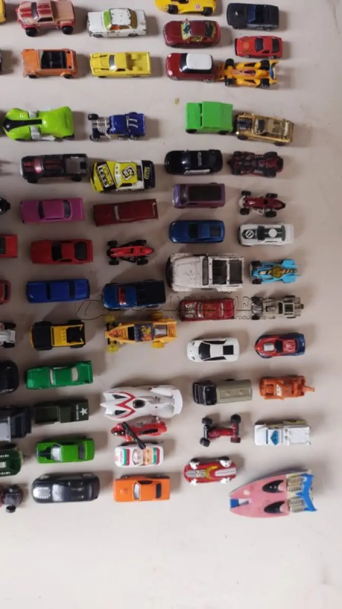 LOTE 461 - 100 CARRINHOS HOT WHEELS ANTIGOS  E OUTROS MODELOS. (NO ESTADO) ATENÇÃO! FAZER A VISITAÇÃO ANTES DE ARREMATAR, NÃO SABEMOS SE FUNCIONA, LEILÃO NÃO TEM GARANTIA E NEM DEVOLUÇÃO, SUJEITO A POSSÍVEIS AVARIAS VISÍVEIS/OCULTAS E/OU AUSÊNCIA DE COMPONENTES.
