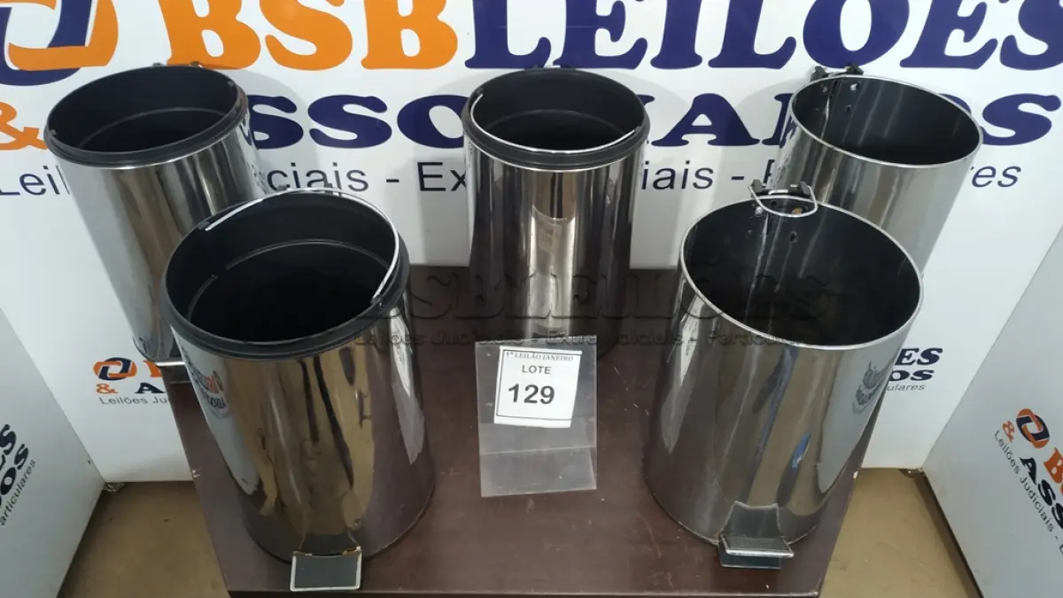 LOTE 129 - 05 LIXEIRAS EM INOX SEM TAMPA.  (NO ESTADO) ATENÇÃO! FAZER A VISITAÇÃO ANTES DE ARREMATAR, NÃO SABEMOS SE FUNCIONA. LEILÃO NÃO TEM GARANTIA E NEM DEVOLUÇÃO, SUJEITO A POSSÍVEIS AVARIAS VISÍVEIS/OCULTAS E/OU AUSÊNCIA DE COMPONENTES.
