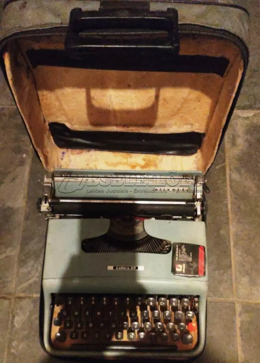 LOTE 438 - 01 MÁQUINA DE ESCREVER ANTIGA OLIVETT LETTERA 22. (NO ESTADO) ATENÇÃO! FAZER A VISITAÇÃO ANTES DE ARREMATAR, NÃO SABEMOS SE FUNCIONA, LEILÃO NÃO TEM GARANTIA E NEM DEVOLUÇÃO, SUJEITO A POSSÍVEIS AVARIAS VISÍVEIS/OCULTAS E/OU AUSÊNCIA DE COMPONENTES.