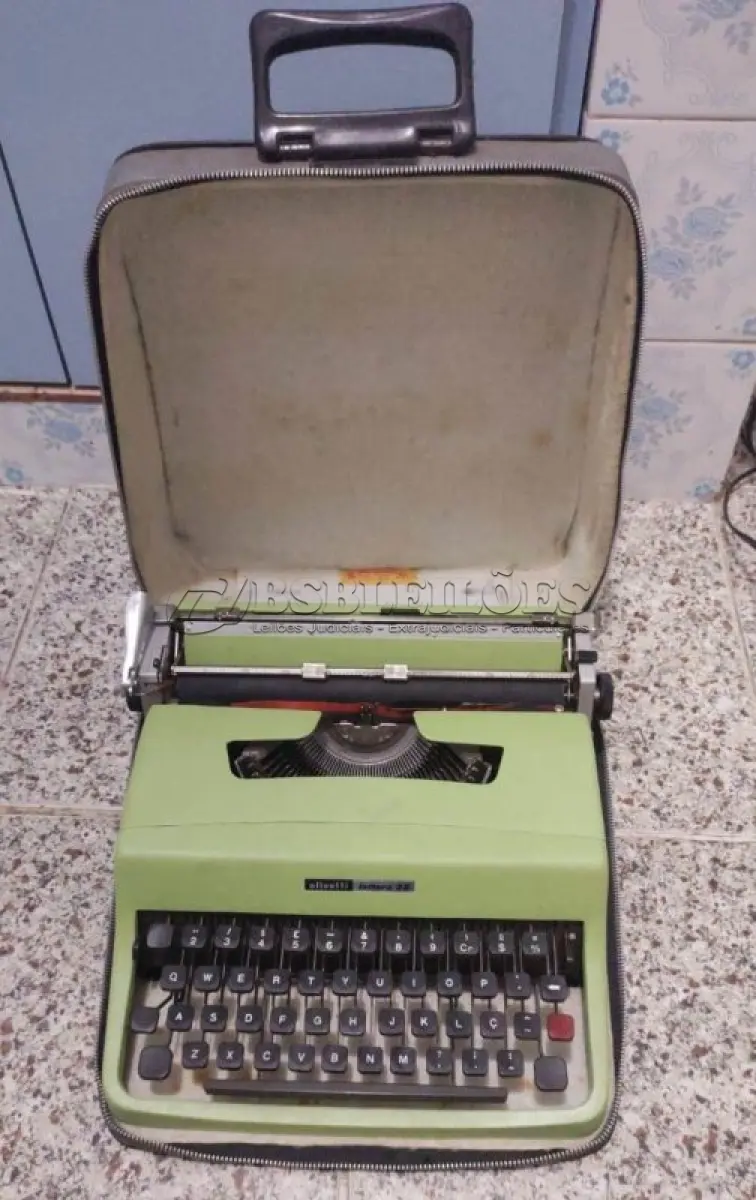 LOTE 437 - 01 MÁQUINA DE ESCREVER ANTIGA OLIVETT LETTERA 32. (NO ESTADO) ATENÇÃO! FAZER A VISITAÇÃO ANTES DE ARREMATAR, NÃO SABEMOS SE FUNCIONA, LEILÃO NÃO TEM GARANTIA E NEM DEVOLUÇÃO, SUJEITO A POSSÍVEIS AVARIAS VISÍVEIS/OCULTAS E/OU AUSÊNCIA DE COMPONENTES.