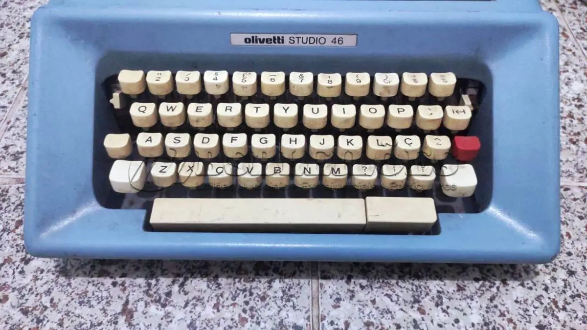 LOTE 448 - 01 MÁQUINA DE ESCREVER ANTIGA OLIVETT STUDIO 46. (NO ESTADO) ATENÇÃO! FAZER A VISITAÇÃO ANTES DE ARREMATAR, NÃO SABEMOS SE FUNCIONA, LEILÃO NÃO TEM GARANTIA E NEM DEVOLUÇÃO, SUJEITO A POSSÍVEIS AVARIAS VISÍVEIS/OCULTAS E/OU AUSÊNCIA DE COMPONENTES.