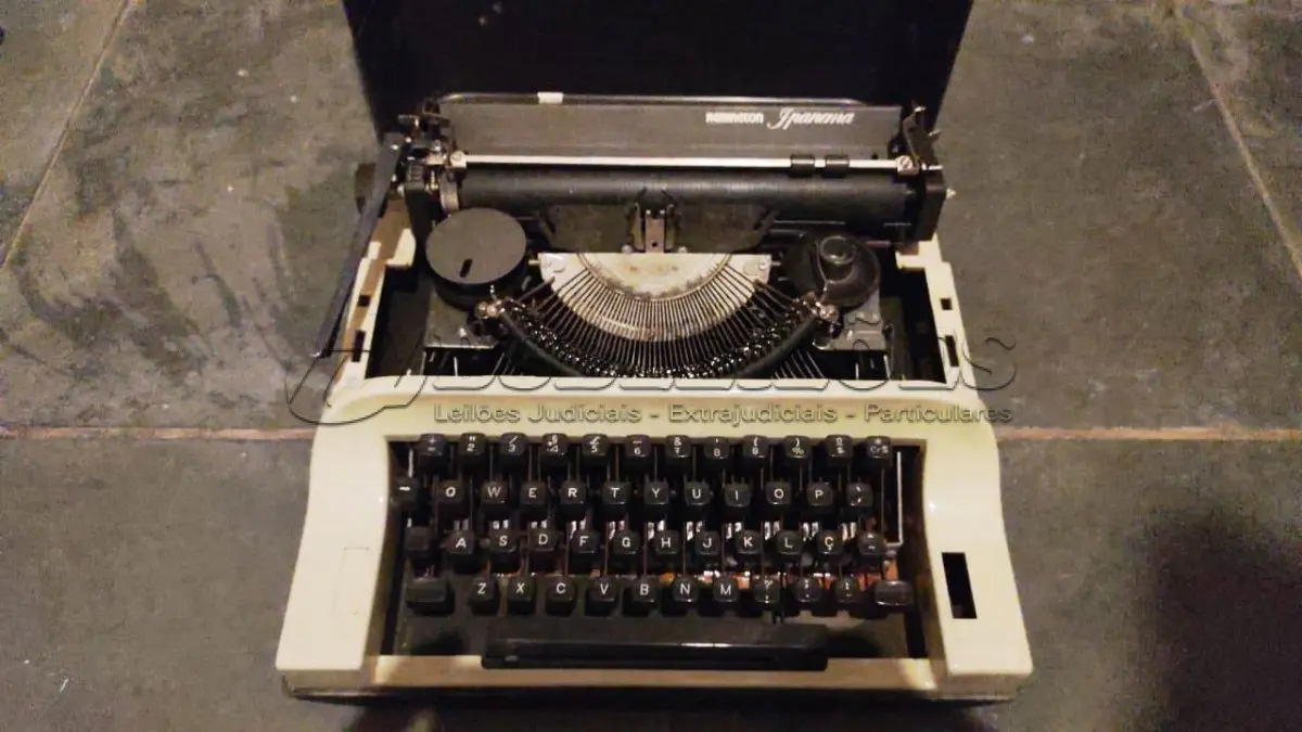 LOTE 443 - 01 MÁQUINA DE ESCREVER ANTIGA  REMINGTON YPANEMA. (NO ESTADO) ATENÇÃO! FAZER A VISITAÇÃO ANTES DE ARREMATAR, NÃO SABEMOS SE FUNCIONA, LEILÃO NÃO TEM GARANTIA E NEM DEVOLUÇÃO, SUJEITO A POSSÍVEIS AVARIAS VISÍVEIS/OCULTAS E/OU AUSÊNCIA DE COMPONENTES.