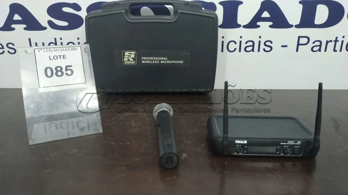 LOTE 085 - 01 CASE COM 01 MICROFONE E 01 RECEPTOR.  (NO ESTADO) ATENÇÃO! FAZER A VISITAÇÃO ANTES DE ARREMATAR, NÃO SABEMOS SE FUNCIONA. LEILÃO NÃO TEM GARANTIA E NEM DEVOLUÇÃO, SUJEITO A POSSÍVEIS AVARIAS VISÍVEIS/OCULTAS E/OU AUSÊNCIA DE COMPONENTES.