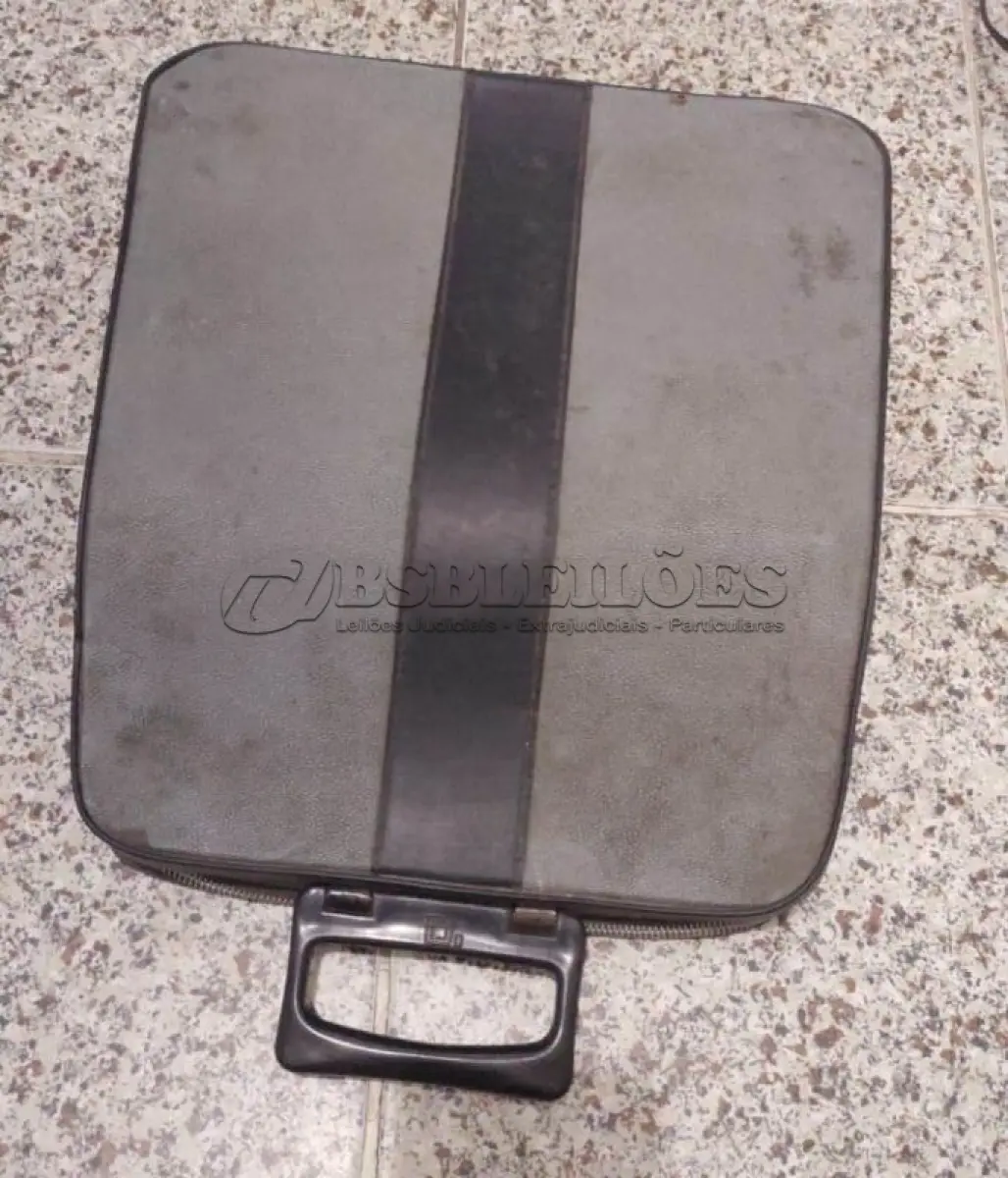 LOTE 437 - 01 MÁQUINA DE ESCREVER ANTIGA OLIVETT LETTERA 32. (NO ESTADO) ATENÇÃO! FAZER A VISITAÇÃO ANTES DE ARREMATAR, NÃO SABEMOS SE FUNCIONA, LEILÃO NÃO TEM GARANTIA E NEM DEVOLUÇÃO, SUJEITO A POSSÍVEIS AVARIAS VISÍVEIS/OCULTAS E/OU AUSÊNCIA DE COMPONENTES.