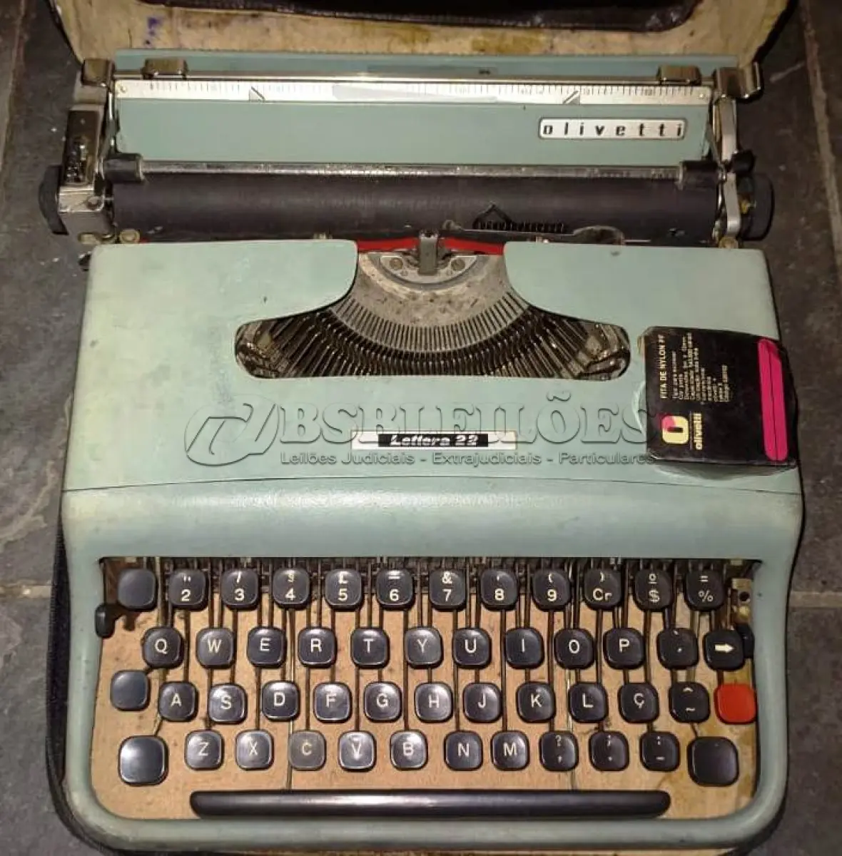 LOTE 438 - 01 MÁQUINA DE ESCREVER ANTIGA OLIVETT LETTERA 22. (NO ESTADO) ATENÇÃO! FAZER A VISITAÇÃO ANTES DE ARREMATAR, NÃO SABEMOS SE FUNCIONA, LEILÃO NÃO TEM GARANTIA E NEM DEVOLUÇÃO, SUJEITO A POSSÍVEIS AVARIAS VISÍVEIS/OCULTAS E/OU AUSÊNCIA DE COMPONENTES.