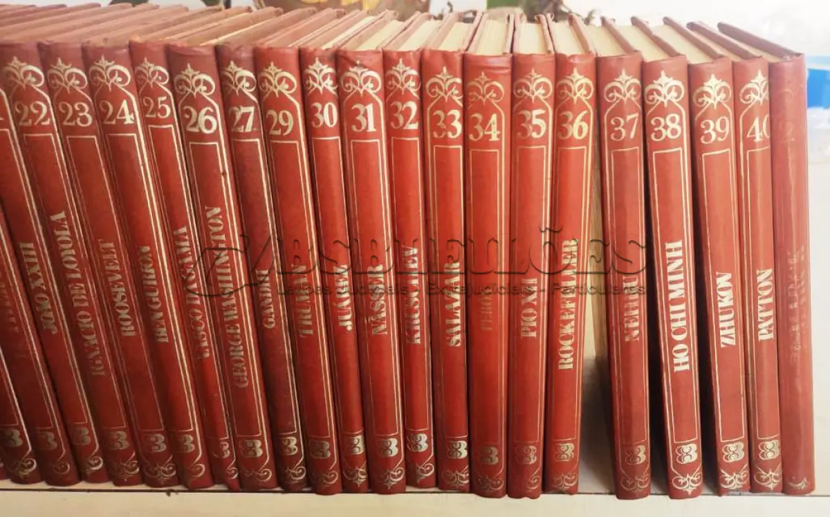 LOTE 491 - 01 BIBLIOTECA DE HISTÓRIA - GRANDES PERSONAGENS DE TODOS OS TEMPOS - 40 VOLUMES. (NO ESTADO) ATENÇÃO! FAZER A VISITAÇÃO ANTES DE ARREMATAR, NÃO SABEMOS SE FUNCIONA, LEILÃO NÃO TEM GARANTIA E NEM DEVOLUÇÃO, SUJEITO A POSSÍVEIS AVARIAS VISÍVEIS/OCULTAS E/OU AUSÊNCIA DE COMPONENTES.