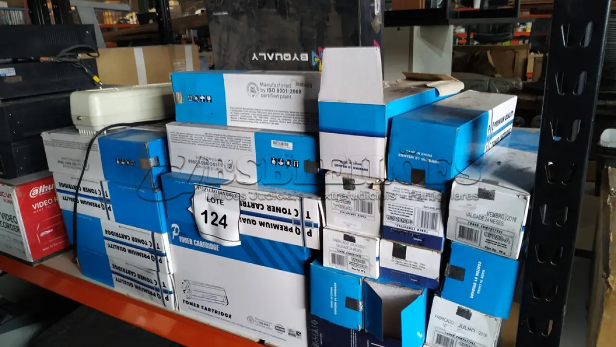 LOTE 124 - 01 FRAGMENTADORA DE PAPEL E GRANDE QUANTIDADE DE TONNERS DE IMPRESSORAS MARCAS E MODELOS DIVERSOS.  (NO ESTADO) ATENÇÃO! FAZER A VISITAÇÃO ANTES DE ARREMATAR, NÃO SABEMOS SE FUNCIONA. LEILÃO NÃO TEM GARANTIA E NEM DEVOLUÇÃO, SUJEITO A POSSÍVEIS AVARIAS VISÍVEIS/OCULTAS E/OU AUSÊNCIA DE COMPONENTES.