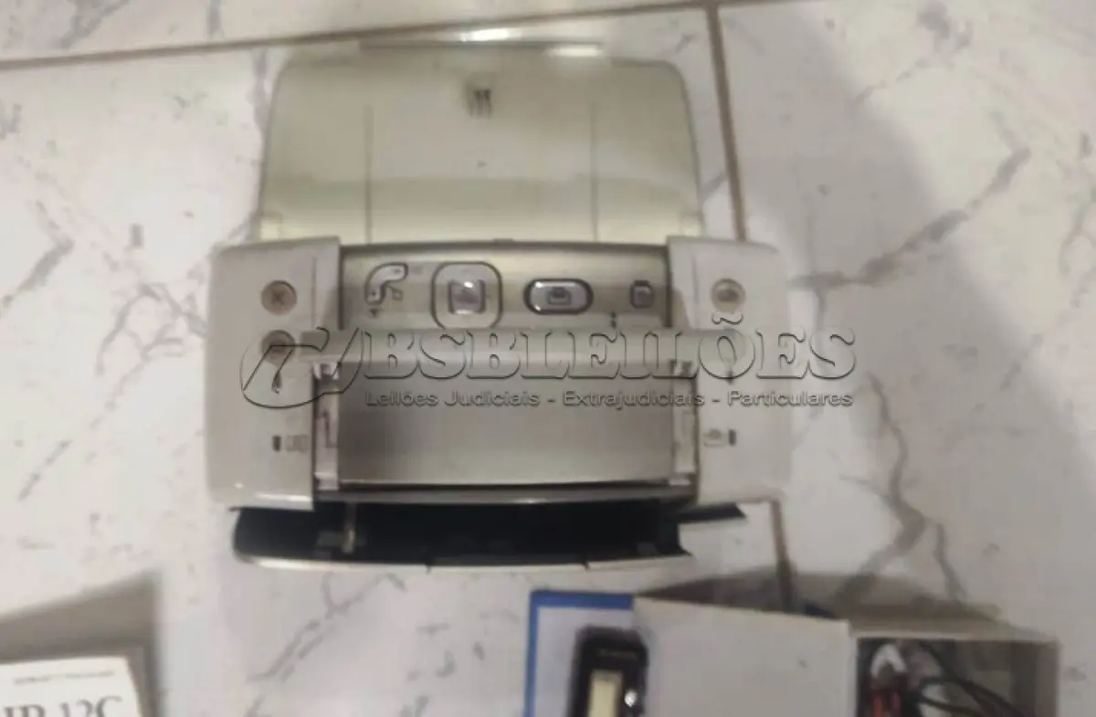 LOTE 498 - 01 LOTE COM DIVERSOS ÍTENS MESA DE EDIÇÃO, DIGITAL VOICE IMPRESSORA DE FOTOS FUNCIONANDO MANUAL HP. (NO ESTADO) ATENÇÃO! FAZER A VISITAÇÃO ANTES DE ARREMATAR, NÃO SABEMOS SE FUNCIONA, LEILÃO NÃO TEM GARANTIA E NEM DEVOLUÇÃO, SUJEITO A POSSÍVEIS AVARIAS VISÍVEIS/OCULTAS E/OU AUSÊNCIA DE COMPONENTES.