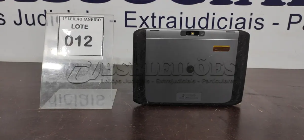 LOTE 012 - 01 TABLET SEM CARREGADOR MARCA MOTOROLA.  (NO ESTADO) ATENÇÃO! FAZER A VISITAÇÃO ANTES DE ARREMATAR, NÃO SABEMOS SE FUNCIONA. LEILÃO NÃO TEM GARANTIA E NEM DEVOLUÇÃO, SUJEITO A POSSÍVEIS AVARIAS VISÍVEIS/OCULTAS E/OU AUSÊNCIA DE COMPONENTES.