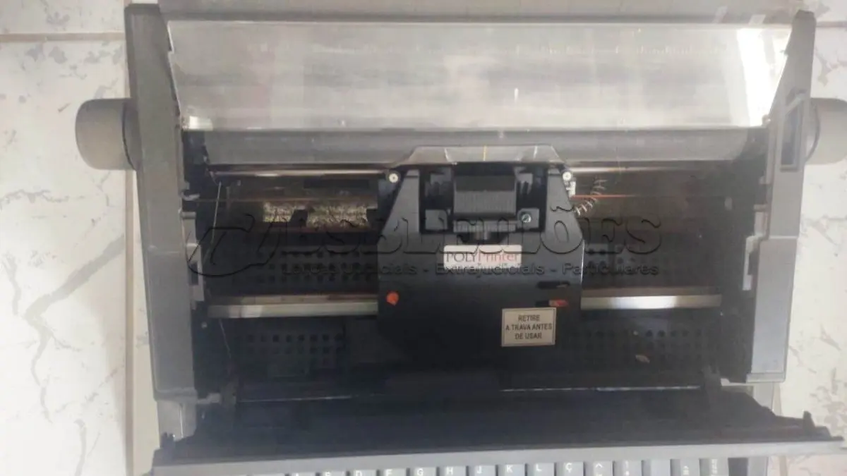 LOTE 445 - 01 MÁQUINA DE ESCREVER OLIVETTI PRAXIS 204 LL. (NO ESTADO) ATENÇÃO! FAZER A VISITAÇÃO ANTES DE ARREMATAR, NÃO SABEMOS SE FUNCIONA, LEILÃO NÃO TEM GARANTIA E NEM DEVOLUÇÃO, SUJEITO A POSSÍVEIS AVARIAS VISÍVEIS/OCULTAS E/OU AUSÊNCIA DE COMPONENTES.