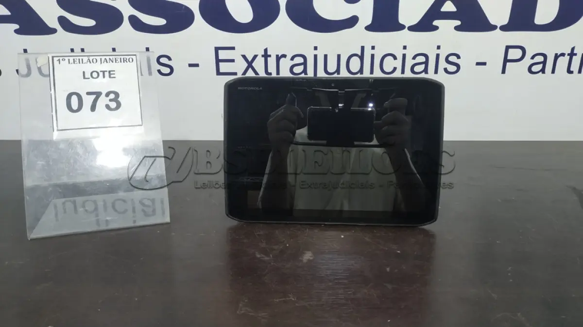 LOTE 073 - 01 TABLET SEM CARREGADOR MARCA MOTOROLA.  (NO ESTADO) ATENÇÃO! FAZER A VISITAÇÃO ANTES DE ARREMATAR, NÃO SABEMOS SE FUNCIONA. LEILÃO NÃO TEM GARANTIA E NEM DEVOLUÇÃO, SUJEITO A POSSÍVEIS AVARIAS VISÍVEIS/OCULTAS E/OU AUSÊNCIA DE COMPONENTES.