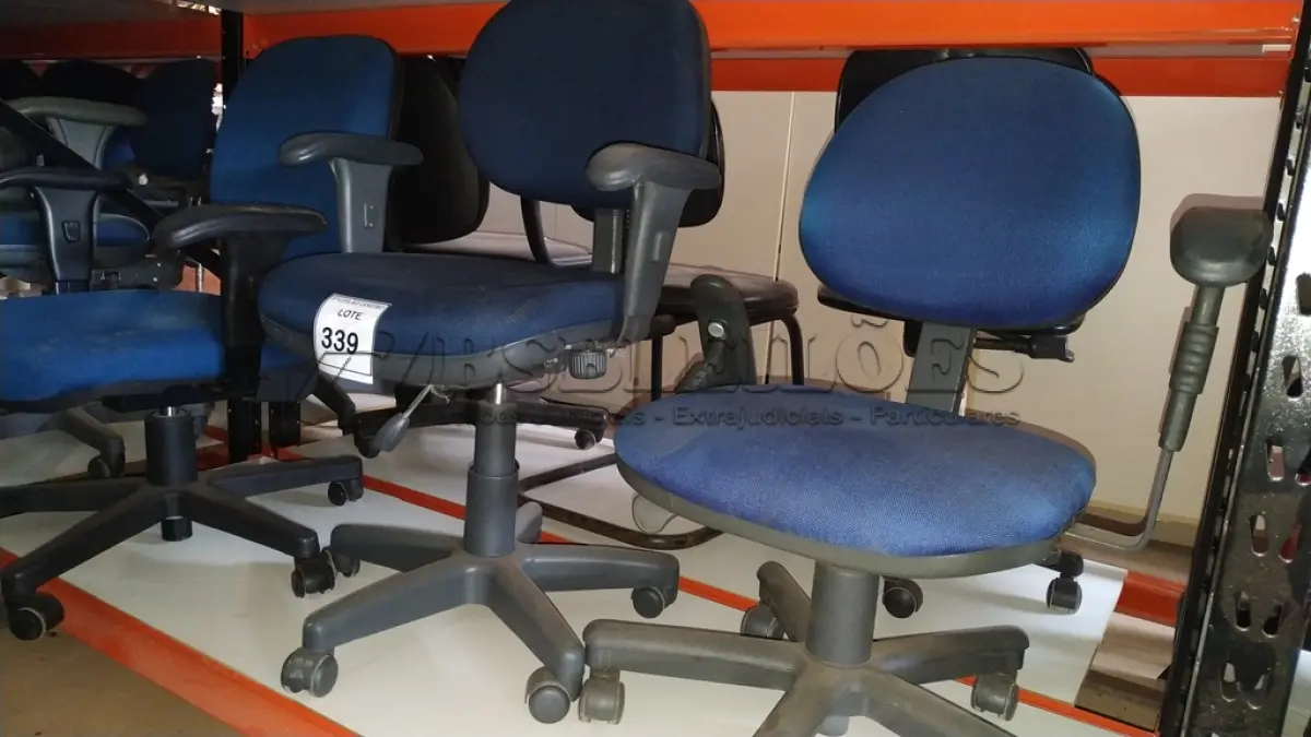 LOTE 339 - 03 CADEIRAS GIRATÓRIAS NA COR AZUL.  (NO ESTADO) ATENÇÃO! FAZER A VISITAÇÃO ANTES DE ARREMATAR, NÃO SABEMOS SE FUNCIONA. LEILÃO NÃO TEM GARANTIA E NEM DEVOLUÇÃO, SUJEITO A POSSÍVEIS AVARIAS VISÍVEIS/OCULTAS E/OU AUSÊNCIA DE COMPONENTES.